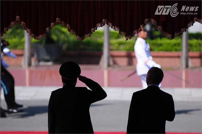 Hai bộ trưởng duyệt đội danh dự đi qua lễ đài
