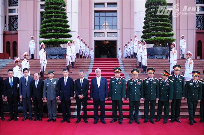 Hai đoàn Bộ Quốc phòng Việt Nam - Nhật Bản chụp ảnh chung