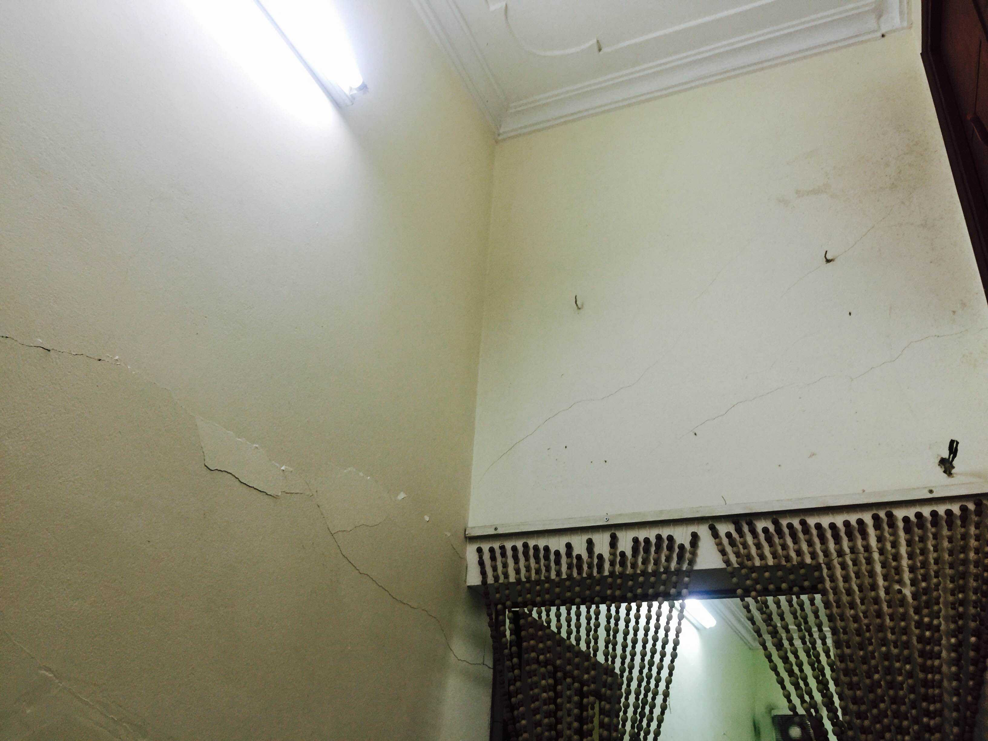 Tường nhà bà Chung bị nứt toác. Ảnh: Châu Anh