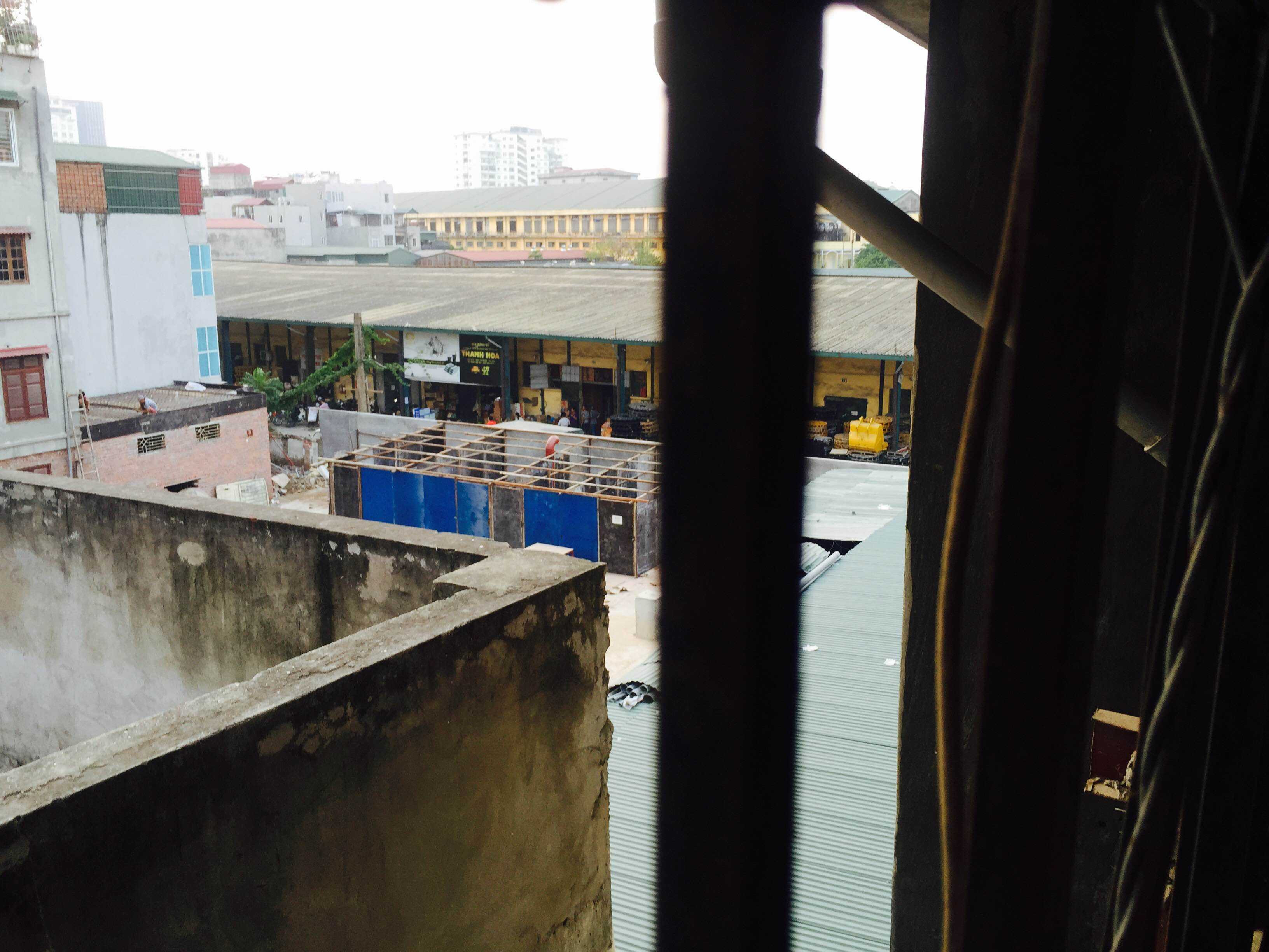 Khu vực thi công dự án ngay sát nhà bà Chung. Ảnh: Châu Anh