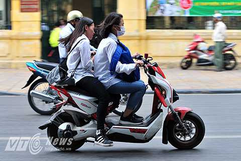 Mặc dù quy định xử phạt người đi xe đạp điện không đội mũ bảo hiểm có hiệu lực từ ngày 10/4/2015, cơ quan chức năng cũng đã tổ chức nhiều đợt ra quân xử phạt và áp dụng nhiều biện pháp, chế tài để nâng cao ý thức chấp hành của người tham gia giao thông. Tuy nhiên cho đến nay, tình trạng học sinh đi xe đạp điện không đội mũ bảo hiểm vẫn diễn ra hết sức phổ biến.