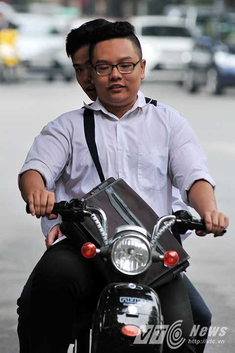 Nhằm nâng cao ý thức về an toàn giao thông của các em học sinh, nhiều trường trên địa bàn thành phố Hà Nội đã áp dụng hình thức xử phạt hạ hạnh kiểm trong năm học, nhưng sau các đợt cao điểm xử phạt, tình hình vi phạm luật giao thông trong đó có việc không đội mũ bảo hiểm lại tiếp tục tái diễn.