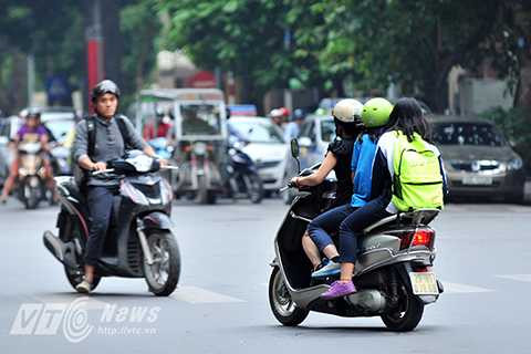 Một phụ huynh tới trường đón con nhưng cả hai đều không đội mũ bảo hiểm