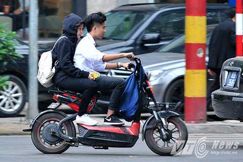 Với hành vi không đội mũ bảo hiểm, đội mũ bảo hiểm không đúng quy cách, học sinh, phụ huynh sẽ bị xử phạt mức trung bình từ 100 đến 200 nghìn đồng/lần vi phạm. Với học sinh các trường phổ thông trực tiếp vi phạm còn bị cảnh sát giao thông gửi thông báo đến Sở Giáo dục & Đào tạo để xử lý tiếp.