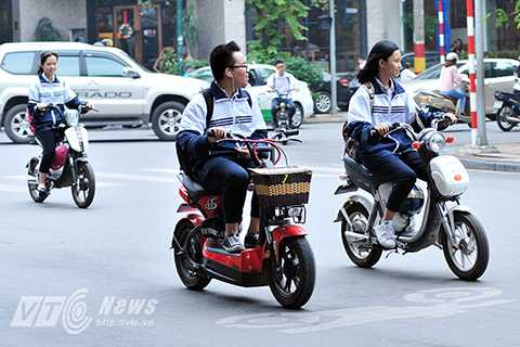 Tại một số trường THCS, THPT, tình trạng học sinh đi xe đạp điện, xe máy điện không đội MBH thường xuyên diễn ra. Trước cổng trường THCS Trưng Vương, THPT Trần Phú và THPT Việt Đức giờ tan học buổi trưa, đa số học sinh ra khỏi cổng trường bằng xe đạp điện, xe máy điện nhưng chỉ khoảng 60% trong số này đội MBH.