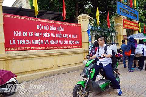 Trước cổng trường THCS Trưng Vương, những tấm pano, khẩu hiệu có nội dung tuyên truyền về ý thức an toàn giao thông được in rất lớn, tuy nhiên rất nhiều học sinh của trường lại vi phạm lỗi này.