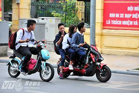 Hay chở 3, 4 chạy như bay trên đường.