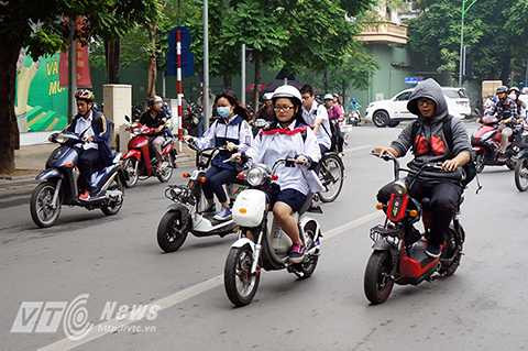 Sau giờ tan học, nhiều đoàn học sinh đi xe đạp điện dàn hàng ngang từ 3 tới 4 xe cùng chạy song song trên đường gây cản trở giao thông.