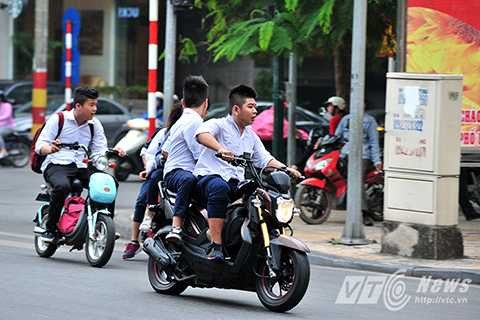 Mà không kiểm soát được hành vi của các em. Trong ảnh là một nhóm học sinh lạng lách, đánh võng rú ga gây náo loạn phố Hàng Bài (Hoàn Kiếm, Hà Nội) sau giờ tan học buổi trưa ngày 5/11.