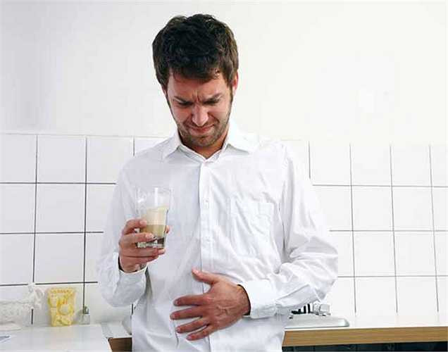 Khó tiêu và đau dạ dày: nước chanh đôi khi có thể giúp bạn trong quá trình tiêu hóa thức ăn. Tuy nhiên, nếu quá nhiều, nồng độ axit trong nước chanh sẽ kích thích dạ dày, gây buồn nôn, đau bụng, nôn, trào ngược axit, và cảm thấy no. Để tránh điều này, nên uống nước chanh sau bữa ăn hoặc pha loãng với nhiều nước hơn. 