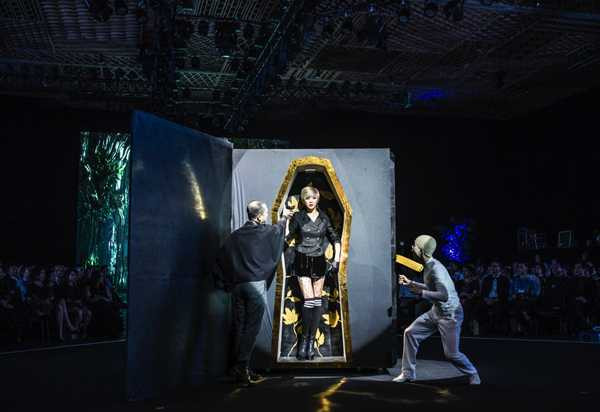 Nghệ sĩ kịch câm Hoàng Tùng (phải) là người dẫn chuyện trong chương trình DHS 2015