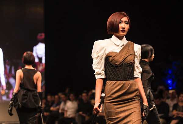 Mẫu trẻ tỏa sáng trong đêm nghệ thuật tạo mẫu tóc 2015.