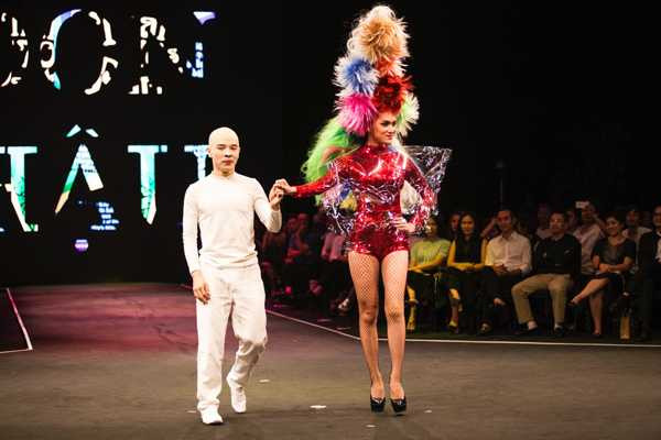 Nghệ sĩ kịch câm Hoàng Tùng (trái) dẫn ca sĩ Hương Giang Idol mở màn cho phần trình diễn bộ sưu tập Legend - Huyền thoại của NTMT Don Hậu