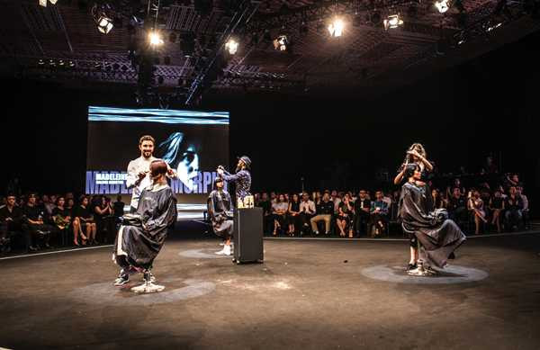 Ba nhà tạo mẫu tóc đến từ Học viện Allilon, London thể hiện kỹ thuật cắt, tạo kiểu trên sân khấu DHS 2015 qua bộ sưu tập Reverie - Bức tranh không tưởng