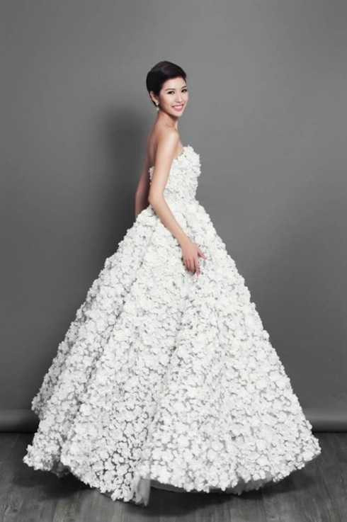 Thuý Vân thướt tha với đầm dạ hội.