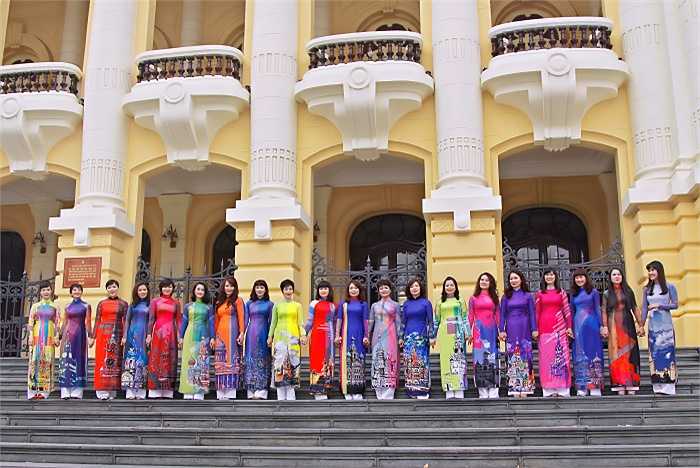 Nhân ngày hoà giải Liên bang Nga (7/11), nhà thiết kế Minh Hạnh đã cho ra mắt bộ sưu tập áo dài độc đáo có tên gọi 'Kremlin Hà Nội'.
