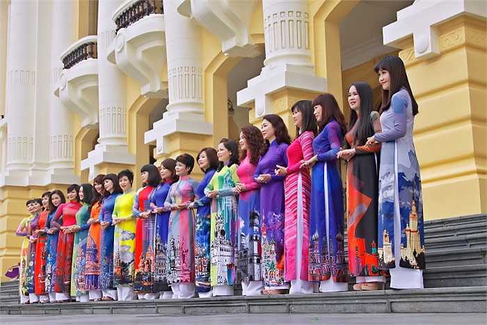 Kremlin (Кремль) là tường thành với những tháp chuông với kiến trúc đặc Nga. Mỗi thành phố đều có một Kremlin.