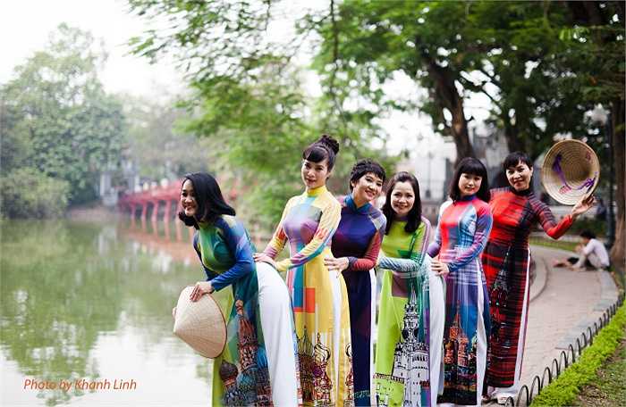 'Văn hoá nghệ thuật Nga, trong đó có kiến trúc đã từ lâu tạo dấu ấn mạnh mẽ trong lòng công chúng Việt Nam. Bộ sưu tập này của tôi nhằm tưởng thưởng các giá trị văn hoá Nga, đồng thời cũng chứng minh rằng có thể kết hợp những giá trị Nga trong chiếc áo dài của Việt Nam' - nhà thiết kế Minh Hạnh nói.
