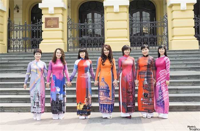 Bộ sưu tập gồm 21 chiếc áo dài, không chỉ in hình các công trình kiến trúc trong quần thể Kremlin - Quảng trường Đỏ ở thủ đô Mátxcơva như: tháp Kremlin, nhà thờ Vasili Blazhenyi, mà còn của các kiến trúc nổi tiếng ở Saint Peterburg như, toà nhà nhà Đại học Tổng hợp Quốc gia Mátxcơva mang tên Lomonosov.