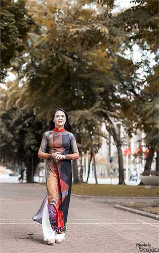 Bộ sưu tập đã được các cựu nữ sinh Khoa Nga Đại học Sư phạm Ngoại ngữ Hà Nội trình diễn tại đêm Gala Nghệ thuật kỷ niệm 60 năm thành lập Khoa Ngôn ngữ Văn hoá Nga Đại học Ngoại ngữ Đại học Quốc gia Hà Nội vừa qua.