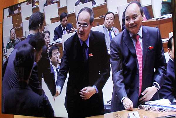 Ông Tập Cận Bình bắt tay các đại biểu Quốc hội Việt Nam sau khi kết thúc bài phát biểu trước Quốc hội