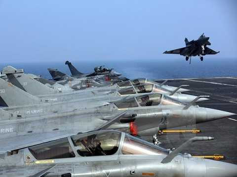 Máy bay chiến đấu Rafale của hải quân Pháp hạ cánh xuống tầu Charles de Gaulle Máy bay chiến đấu Rafale của hải quân Pháp hạ cánh xuống tầu Charles de Gaulle