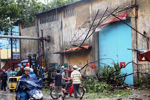 TP HCM, Giông lốc, mưa lớn, đường ngập, cây gãy đổ, tốc mái