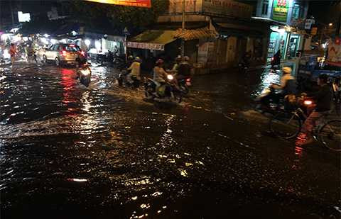 TP HCM, Giông lốc, mưa lớn, đường ngập, cây gãy đổ, tốc mái