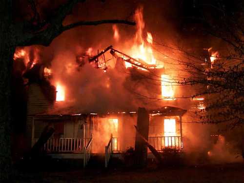 Đạt mang bình gas lên nhà rồi châm lửa đốt. (Ảnh minh hoạ)