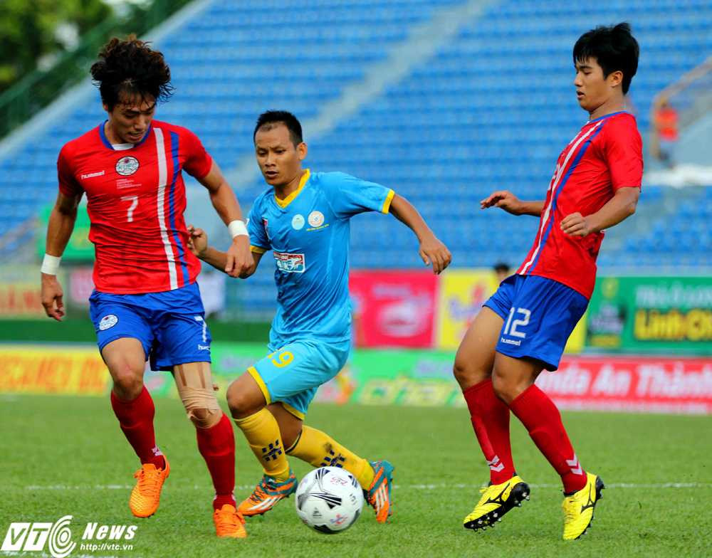 Thể hình của các cầu thủ Tuyển sinh viên Hàn Quốc vượt trội so với Sanna Khánh Hòa (Ảnh: Quang Minh)