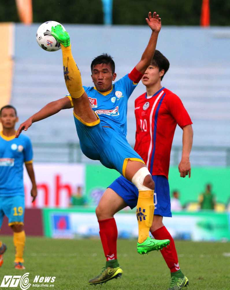 Trận đấu không hấp dẫn như mong đợi của khán giả khi các chân sút của hai đội đều thi đấu không tốt (Ảnh: Quang Minh)