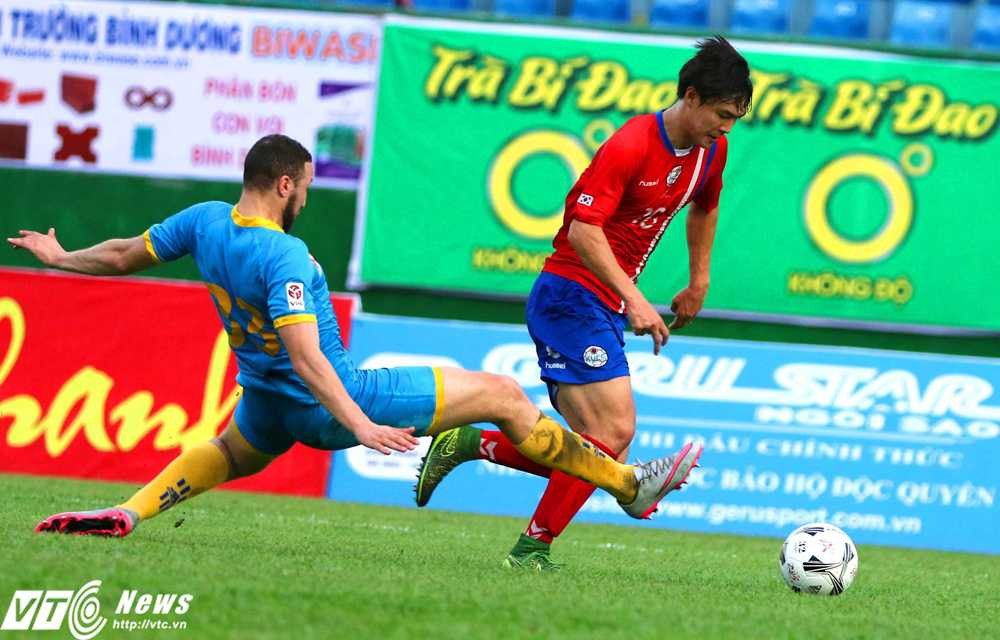 Sai lầm của Chaher Zarour khiến Sanna Khánh Hòa nhận bàn thua 0-1 (Ảnh: Quang Minh)