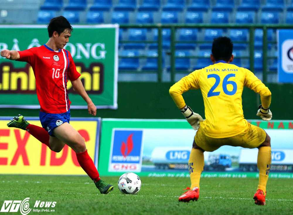 Kim Geonhee ghi bàn mở tỉ số cho Tuyển sinh viên Hàn Quốc (Ảnh: Quang Minh)