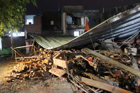Căn nhà đang xây đổ sập hoàn toàn.