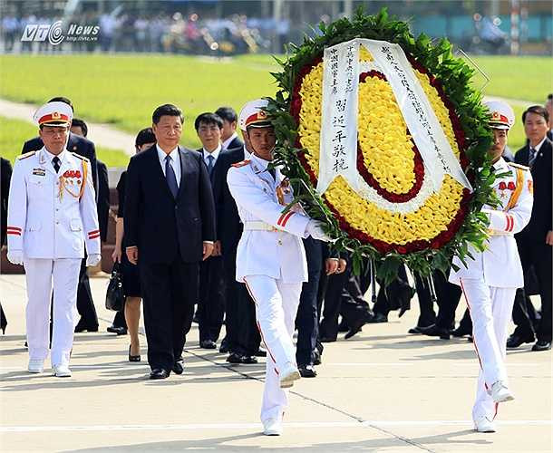 Chủ tịch Tập Cận Bình đặt vòng hoa viếng chủ tịch Hồ Chí Minh. (Ảnh:Phạm Thành)
