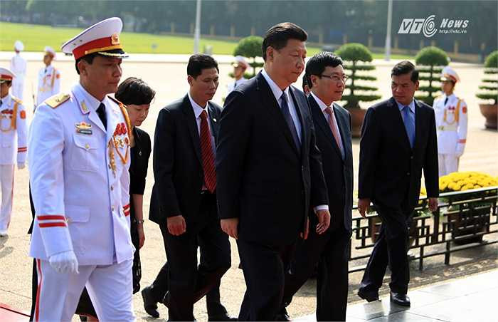 Sau khi vào Lăng viếng chủ tịch Hồ Chí Minh, ông Tập Cận Bình đã có buổi nói chuyện trước Quốc hội Việt Nam. (Ảnh: Phạm Thành)