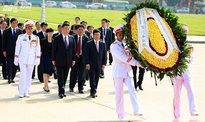 Đây là chuyến thăm Việt Nam đầu tiên của lãnh đạo cao nhất của Đảng và Nhà nước Trung Quốc trong 9 năm qua và cũng là chuyến thăm đầu tiên của lãnh đạo cao nhất trong Ban lãnh đạo thế hệ thứ 5 của Trung Quốc. (Ảnh:Phạm Thành)