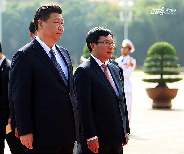 Phó Thủ tướng, Bộ trưởng Bộ Ngoại giao Phạm Bình Minh cùng Tổng bí thư, Chủ tịch Tập Cận Bình vào Lăng viếng chủ tịch Hồ Chí Minh. (Ảnh: Phạm Thành)