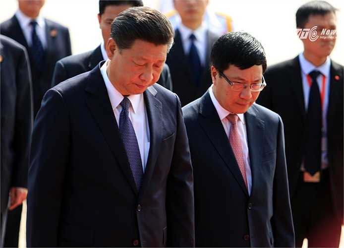 Tổng bí thư, Chủ tịch Tập Cận Bình dành một phút tưởng niệm chủ tịch Hồ Chí Minh. (Ảnh: Phạm Thành)