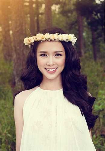 Theo nhân tướng học, mái tóc mềm mại, sợi tóc mảnh như tơ kết hợp với đôi mắt sáng, trông rất có thần và khuôn miệng tròn, gọn là những đặc điểm của người có 'tướng đại phú quý'. Trong ảnh, diễn viên phim Quyên - Vũ Ngọc Anh hội tụ khá nhiều nét tương đồng với miêu tả trên. 