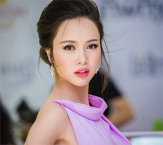 Không chỉ sở hữu mái móc mềm mà đôi mắt sáng của người đẹp còn khiến người đối diện mê mẩn. 