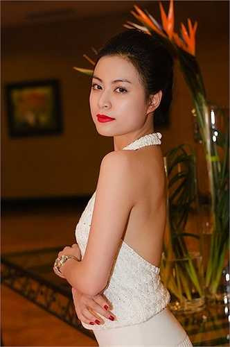 Hoàng Thùy Linh khiến phái mày râu ngẩn ngơ với tấm lưng gợi cảm. 