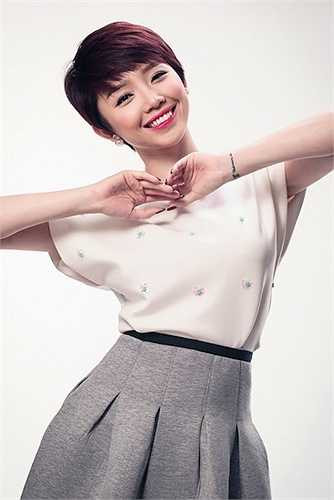 Nữ ca sĩ Ngày mai, Tóc Tiên cũng là một trong những mỹ nhân có vóc dáng mảnh mai với phần đầu tròn, đầy. 