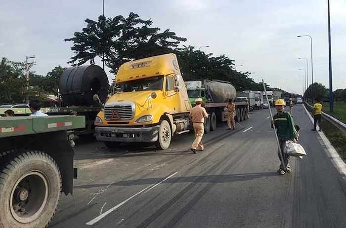 Đến gần 17h chiều nay 7/11, hiện trường sự cố giao thông hi hữu xảy ra trên đại lộ Mai Chí Thọ, phường An Phú, quận 2, TP HCM vẫn đang được lực lượng CSGT đội Rạch Chiếc và Công an quận 2 phong toả để xử lý.