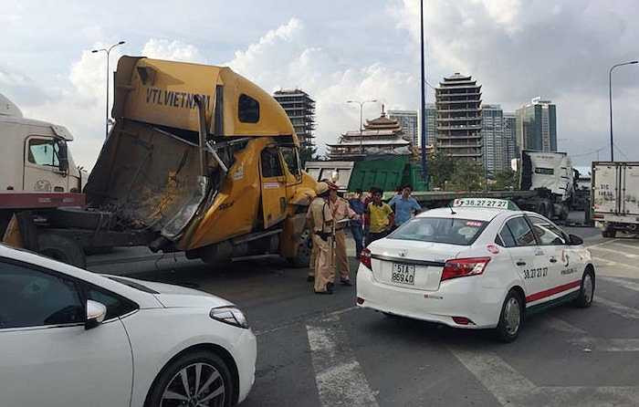 Theo thông tin ban đầu, khoảng gần 14h cùng ngày, chiếc xe đầu kéo container BKS 51C-597.76 chở theo 1 cuộn thép nặng khoảng 20 tấn lưu thông trên đường Mai Chí Thọ (hướng từ cảng Cát Lái ra xa lộ Hà Nội).