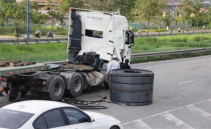 Tài xế xe container nói trên cho biết 'Khi đang chạy với tốc độ nhanh gần đến cầu vượt Cát Lái thì bất ngờ từ làn đường song song, một chiếc ô tô lao ra khiến tôi phải đạp phanh thắng gấp'.