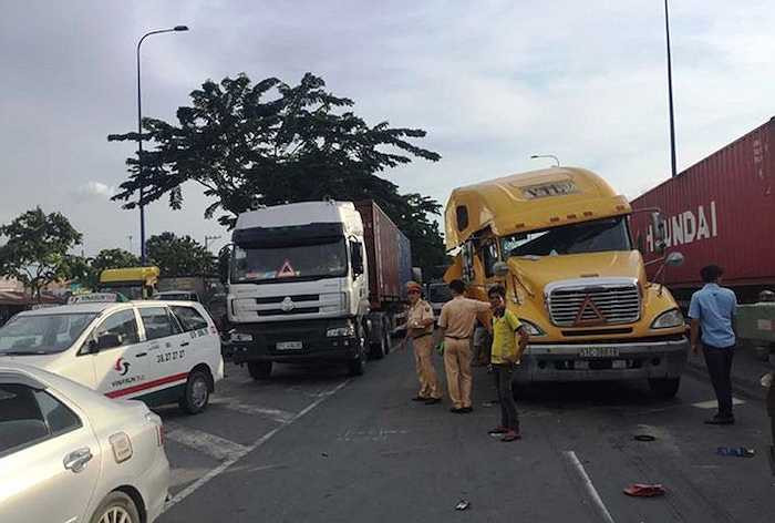 Cùng lúc, chiếc xe đầu kéo container BKS 51C-388.16 chạy sát phía sau cũng chở cuộn thép khoảng 20 tấn quá bất ngờ cũng thắng gấp và tai nạn tương tự đã xảy ra. Cuộn thép đập mạnh văng hàng chục mét sang tận bên kia đường.