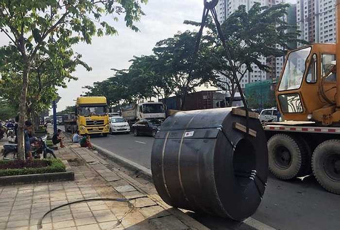 'Đang chạy phía sau, tôi và nhiều người khác nghe liên tục nhiều tiếng động lớn và kinh hoàng khi thấy 2 cuộn thép lăn lông lốc trên đường. Nhiều ô tô, xe tải...đang lao đến phải tìm cách né tránh và vô cùng may mắn khi không người đi đường nào bị liên luỵ', một người dân chứng kiến kể lại.