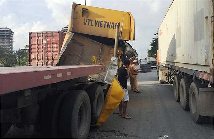 Tất cả các tài xế cùng phụ xe ở cả 2 xe đều một phen hốt hoảng khi cuộn thép đập mạnh vào cabin nhưng rất may không ai bị thương tích. Tuy nhiên cả 2 phương tiện nói trên đều bị hư hỏng nặng.