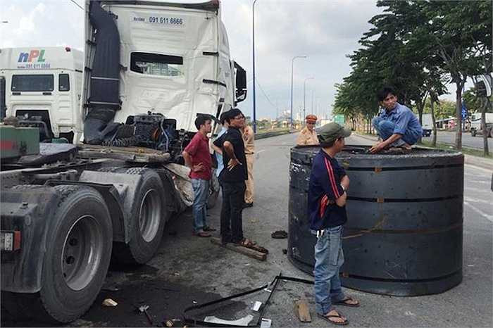 Tổ xử lý TNGT Công an quận 2 và CSGT đội Cát Lái (Phòng CSGT đường bộ- đường sắt Công an TP HCM) sau đó đã có mặt phong toả hiện trường, điều tiết giao thông để tiến hành khám nghiệm, giải quyết sự cố.